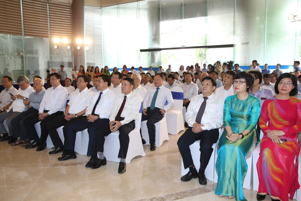 Chủ tịch Ủy ban Nhân dân thành phố Hà Nội Nguyễn Đức Chung cùng Tổng Giám đốc Thông tấn xã Việt Nam Nguyễn Đức Lợi và các đại biểu tham dự buổi lễ. (Ảnh: Dương Giang/TTXVN)