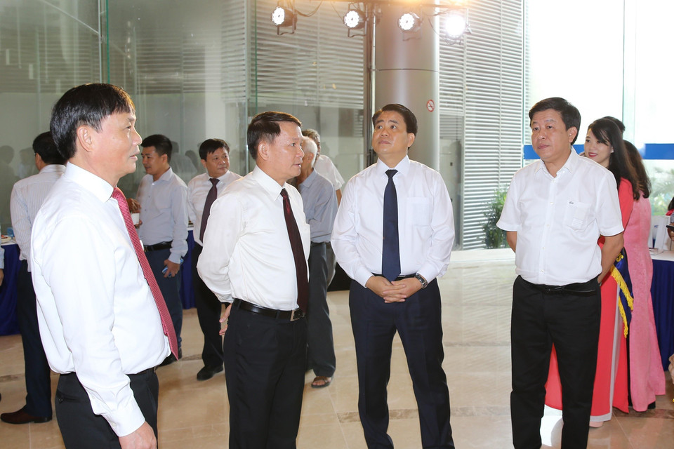 Chủ tịch Ủy ban Nhân dân thành phố Hà Nội Nguyễn Đức Chung và Tổng Giám đốc Thông tấn xã Việt Nam Nguyễn Đức Lợi cùng các đại biểu tham dự buổi lễ. (Ảnh: Dương Giang/TTXVN)