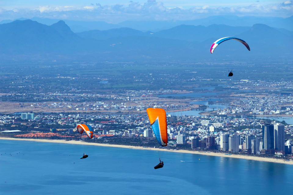 Các vận động viên biểu diễn lượn dù sau khi xuất phát. (Ảnh: Trần Lê Lâm/TTXVN)