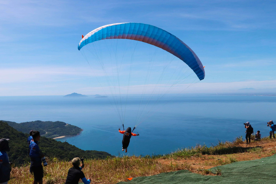 Các vận động viên biểu diễn lượn dù sau khi xuất phát. (Ảnh: Trần Lê Lâm/TTXVN)