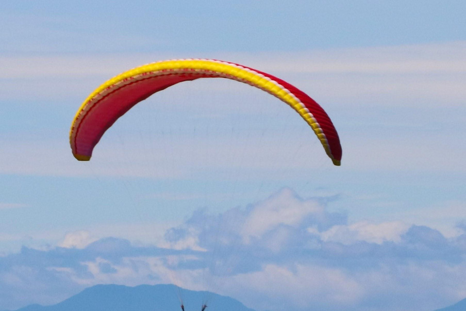 Các vận động viên biểu diễn lượn dù sau khi xuất phát. (Ảnh: Trần Lê Lâm/TTXVN)