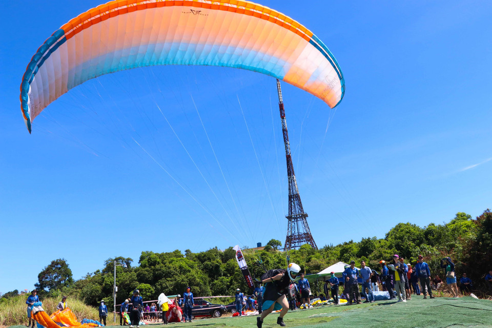Vận động viên nữ xuất phát lượn dù tại bãi bay trên bán đảo Sơn Trà. (Ảnh: Trần Lê Lâm/TTXVN)