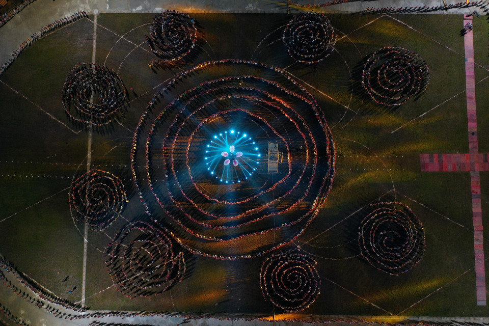 Màn trình diễn nghệ thuật Xòe Thái với sự tham gia của 5.000 nghệ nhân và diễn viên quần chúng. (Ảnh: Tuấn Anh/TTXVN)