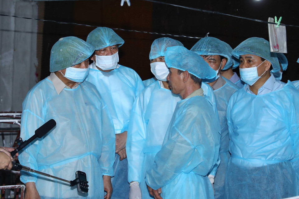 Thủ tướng Nguyễn Xuân Phúc đi kiểm tra tình hình phòng, chống dịch tả lợn châu Phi tại Hợp tác xã nông nghiệp hữu cơ Tiên Dương. (Ảnh: Thống Nhất/TTXVN)