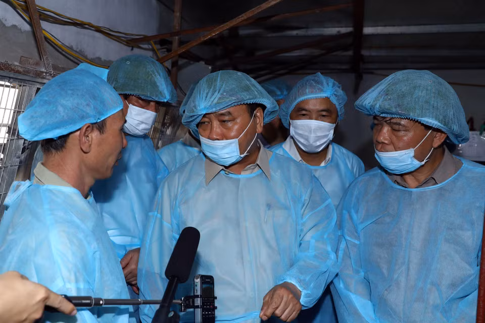 Thủ tướng Nguyễn Xuân Phúc đi kiểm tra tình hình phòng, chống dịch tả lợn châu Phi tại Hợp tác xã nông nghiệp hữu cơ Tiên Dương. (Ảnh: Thống Nhất/TTXVN)