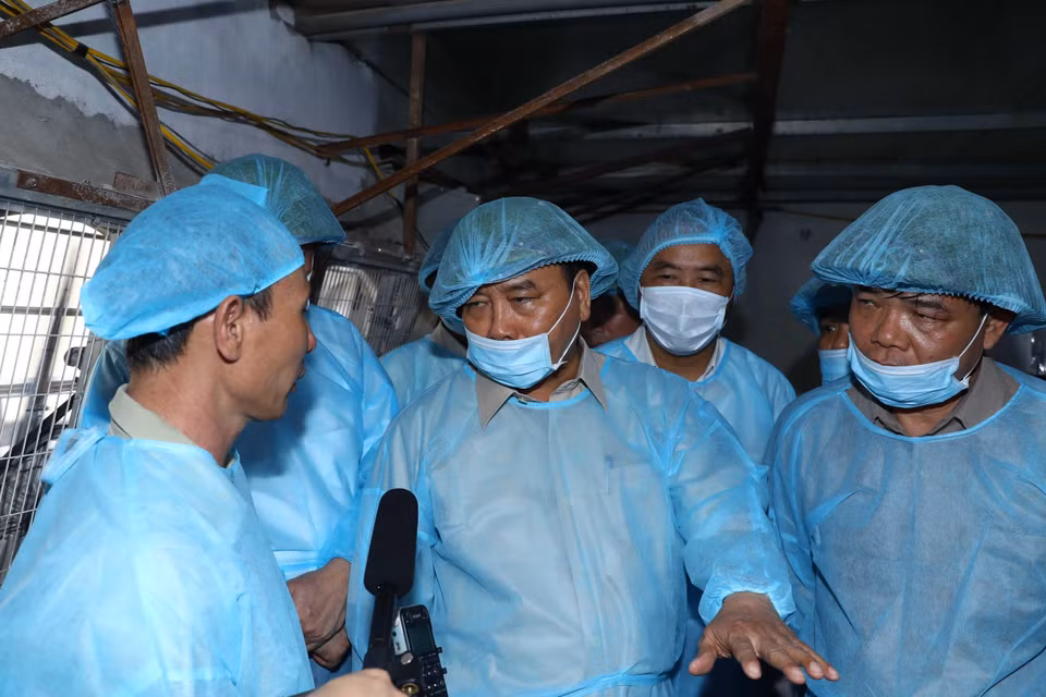 Sáng 19/5, Thủ tướng Nguyễn Xuân Phúc đi kiểm tra tình hình phòng, chống dịch tả lợn châu Phi tại xã Tiên Dương, huyện Đông Anh, thành phố Hà Nội. (Ảnh: Thống Nhất/TTXVN)