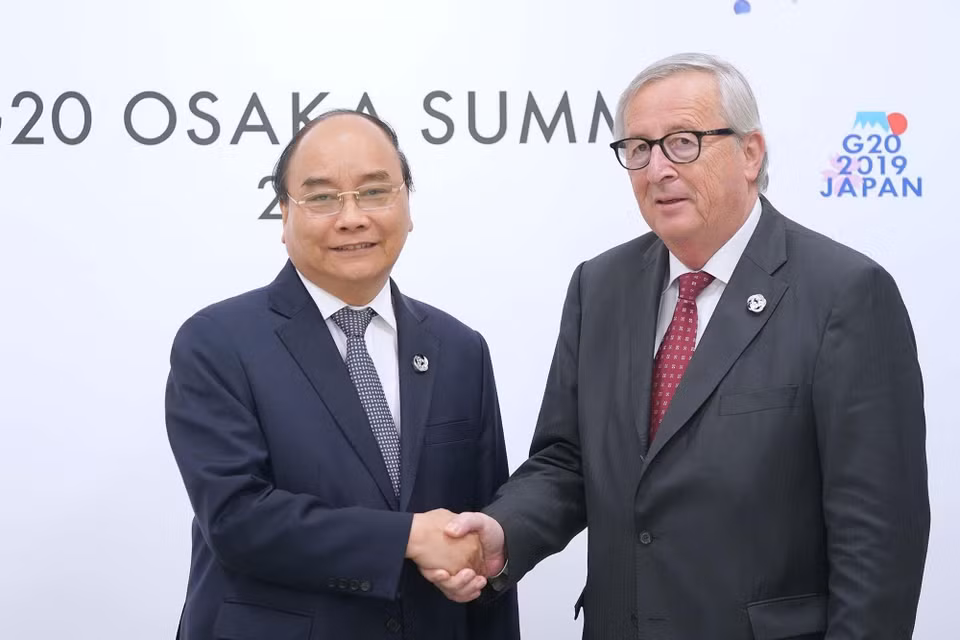 Thủ tướng Nguyễn Xuân Phúc gặp Chủ tịch Ủy ban Châu Âu Jean-Claude Junker. (Ảnh: TTXVN)