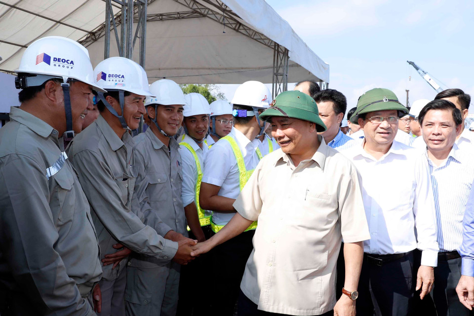 Thủ tướng Nguyễn Xuân Phúc tặng quà động viên các đơn vị và công nhân thi công. (Ảnh: Thống Nhất/TTXVN)