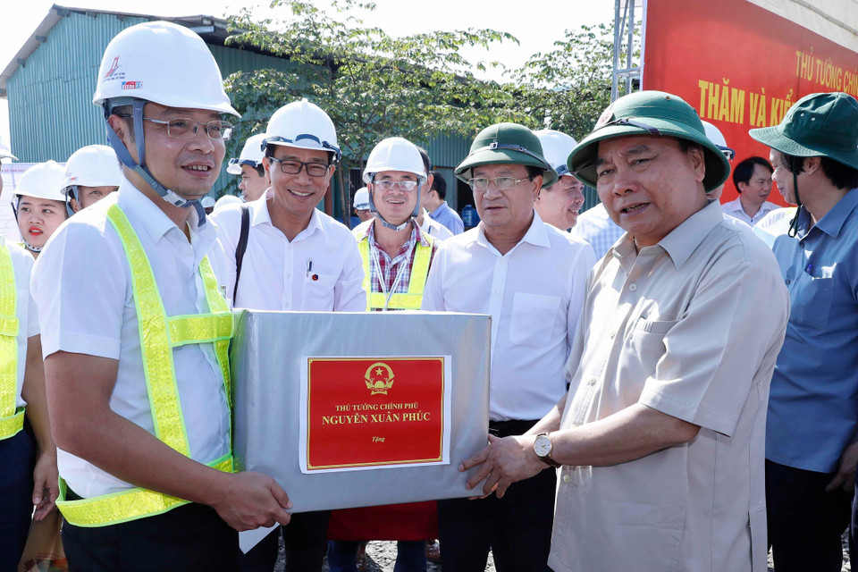 Thủ tướng Nguyễn Xuân Phúc tặng quà động viên các đơn vị và công nhân đang thi công. (Ảnh: Thống Nhất/TTXVN)