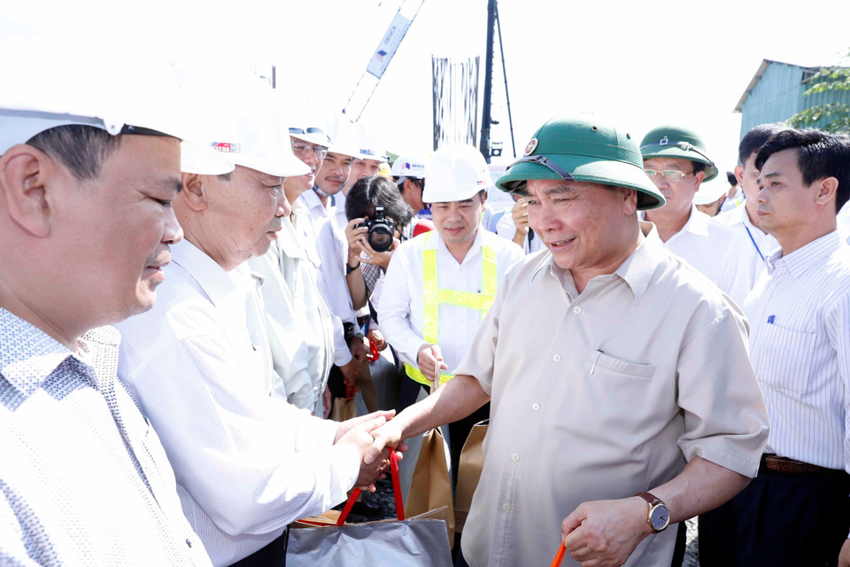 Thủ tướng Nguyễn Xuân Phúc tặng quà động viên các đơn vị và công nhân đang thi công. (Ảnh: Thống Nhất/TTXVN)