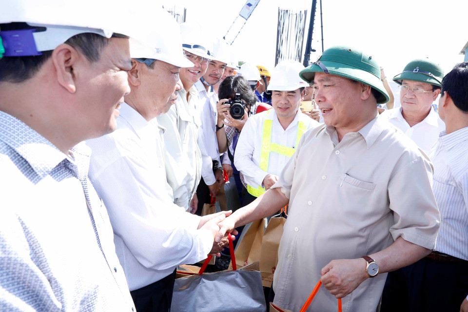 Thủ tướng Nguyễn Xuân Phúc tặng quà động viên các đơn vị và công nhân đang thi công. (Ảnh: Thống Nhất/TTXVN)