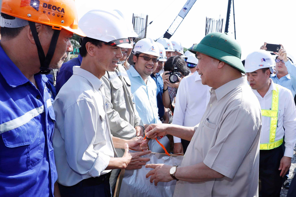 Thủ tướng Nguyễn Xuân Phúc tặng quà động viên các đơn vị và công nhân đang thi công. (Ảnh: Thống Nhất/TTXVN)