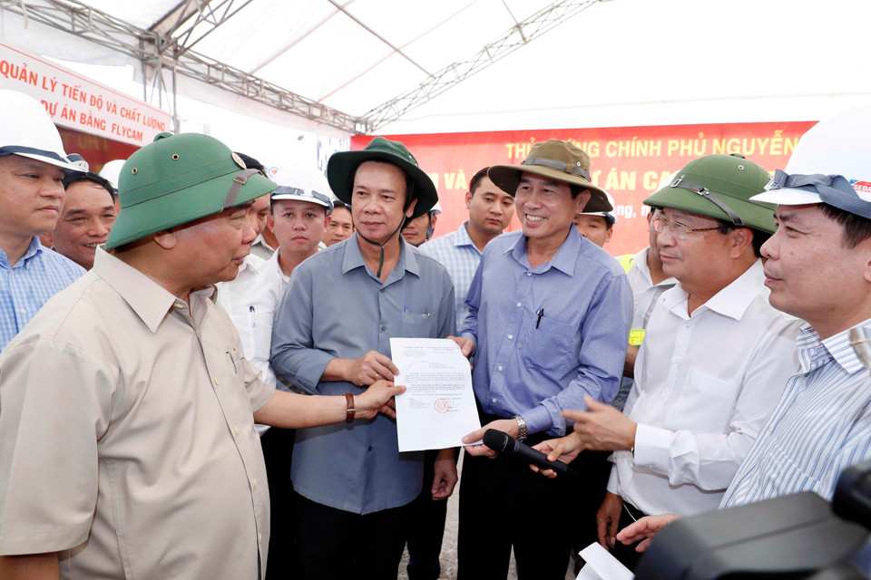 Sáng 27/9, tại tỉnh Tiền Giang, Thủ tướng Nguyễn Xuân Phúc cùng Đoàn công tác đi thăm, kiểm tra tuyến cao tốc Trung Lương-Mỹ Thuận. Trong ảnh: Thủ tướng Nguyễn Xuân Phúc công bố vốn đầu tư xây dựng cao tốc Trung Lương-Mỹ Thuận. (Ảnh: Thống Nhất/TTXVN)