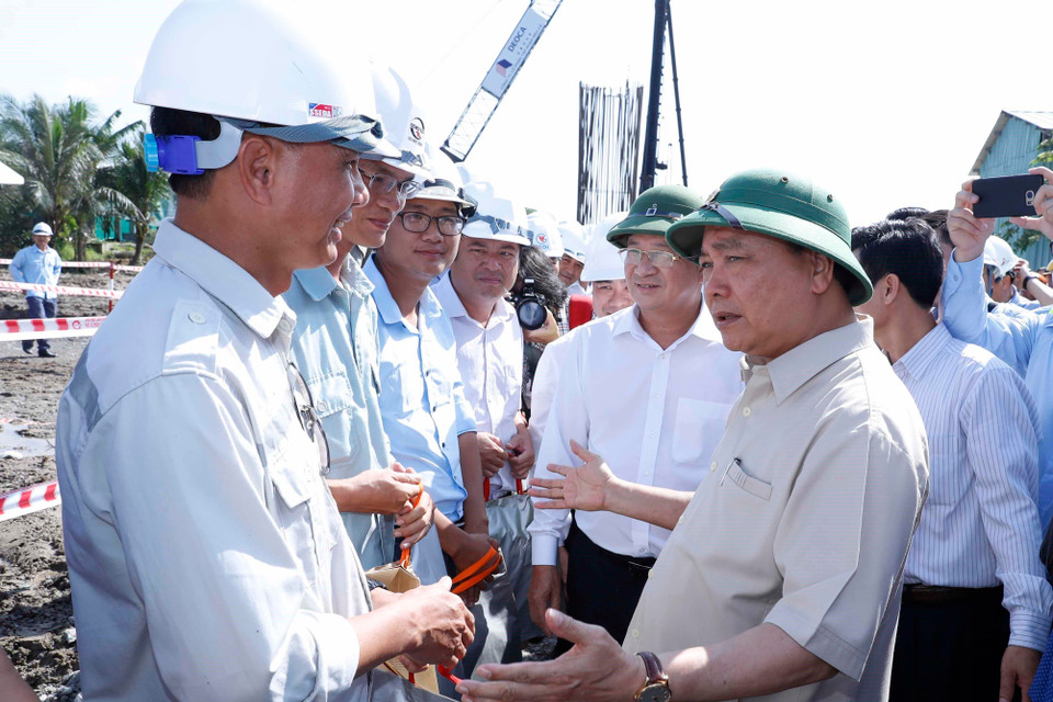 Thủ tướng Nguyễn Xuân Phúc tặng quà động viên các đơn vị và công nhân đang thi công. (Ảnh: Thống Nhất/TTXVN)