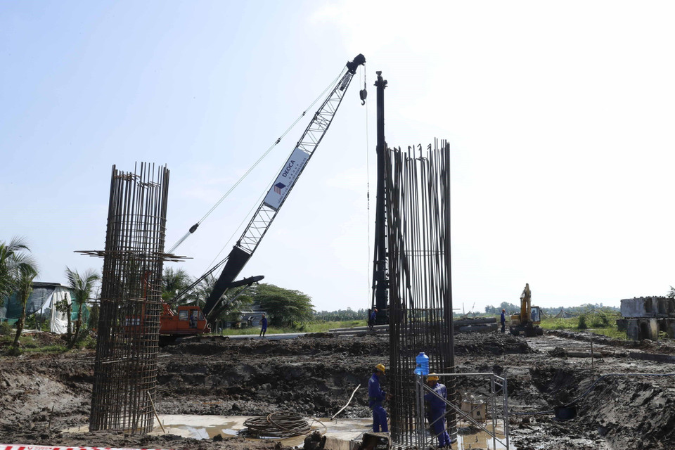 Công nhân đang thi công tuyến cao tốc Trung Lương-Mỹ Thuận. (Ảnh: Thống Nhất/TTXVN)