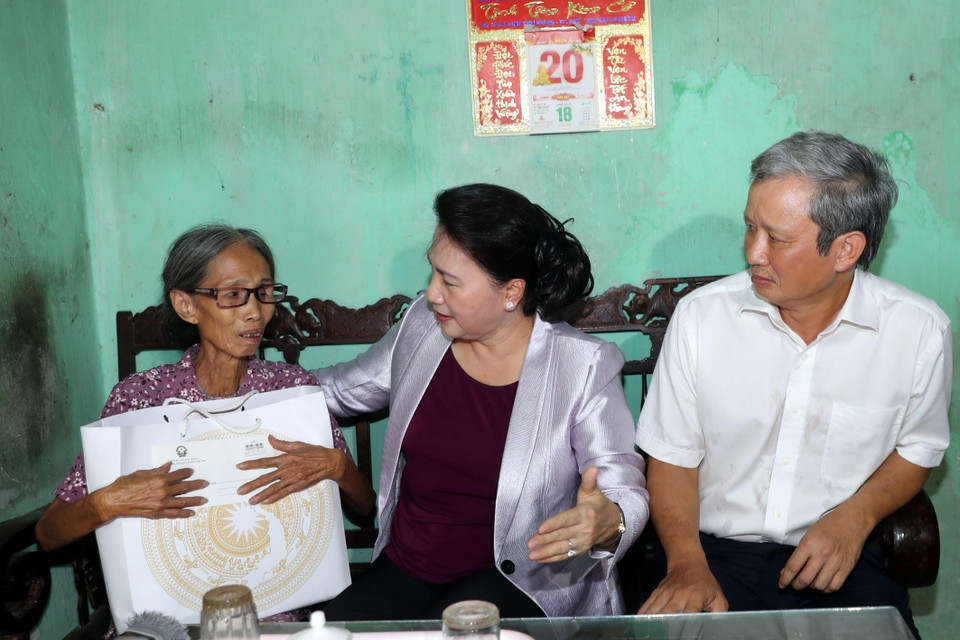 Chủ tịch Quốc hội Nguyễn Thị Kim Ngân đến thăm, tặng quà các hộ dân thuộc dự án di dời dân ở phường Thuận Lộc, thành phố Huế. (Ảnh: Trọng Đức/TTXVN)