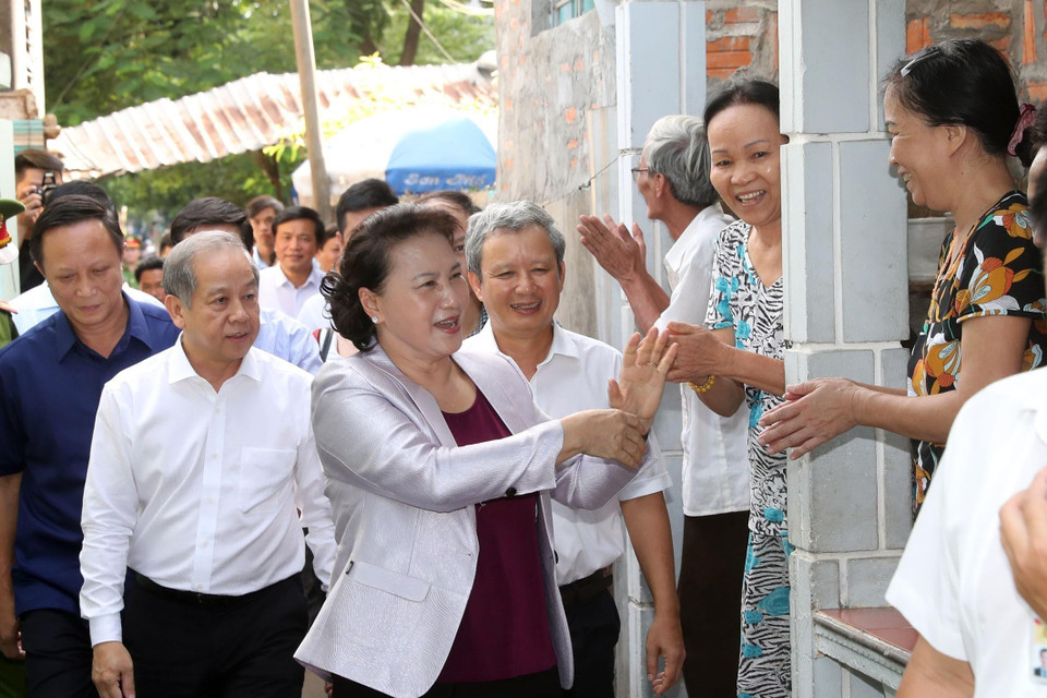 Chủ tịch Quốc hội Nguyễn Thị Kim Ngân đến thăm các hộ dân thuộc dự án di dời dân ở phường Thuận Lộc, thành phố Huế.(Ảnh: Trọng Đức/TTXVN)