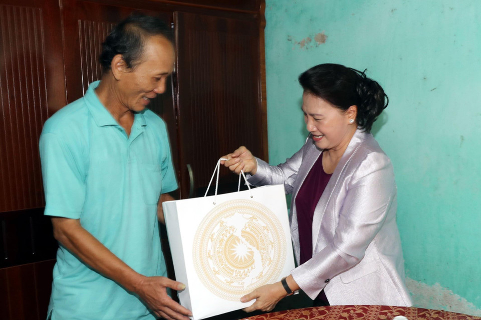 Chủ tịch Quốc hội Nguyễn Thị Kim Ngân đến thăm, tặng quà gia đình ông Trần Công Hoàng ở phường Thuận Lộc, thành phố Huế. (Ảnh: Trọng Đức/TTXVN)