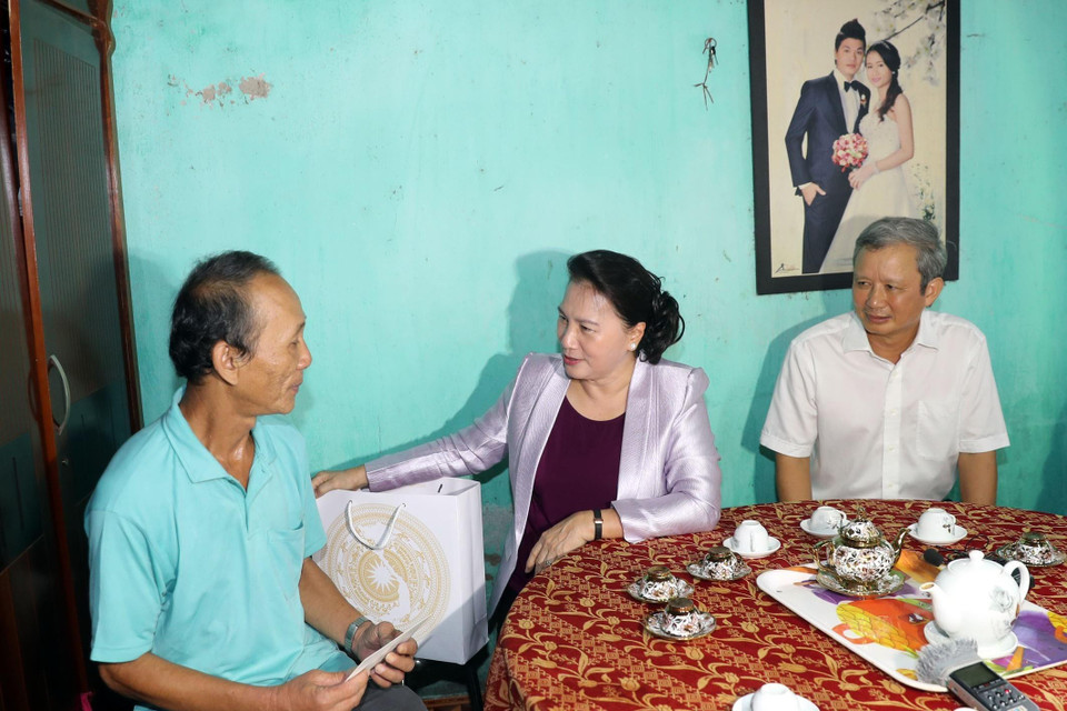 Chủ tịch Quốc hội Nguyễn Thị Kim Ngân đến thăm, tặng quà gia đình ông Trần Công Hoàng ở phường Thuận Lộc, thành phố Huế. (Ảnh: Trọng Đức/TTXVN)