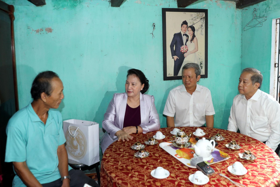 Chủ tịch Quốc hội Nguyễn Thị Kim Ngân đến thăm, tặng quà gia đình ông Trần Công Hoàng ở phường Thuận Lộc, thành phố Huế. (Ảnh: Trọng Đức/TTXVN)