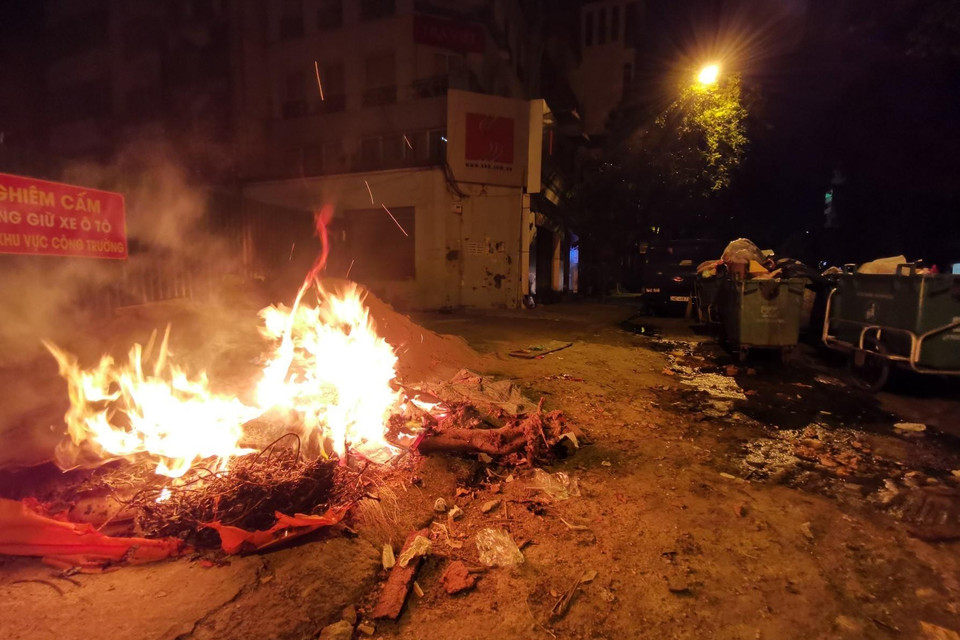 Tình trạng đốt rác trộm buổi đêm tại một số tuyến phố nội thành cũng là tác nhân gây ô nhiễm không khí. (Ảnh: Thành Đạt/TTXVN)