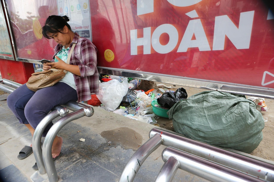 Người dân Thủ đô phải sống chung với rác thải và phế liệu. Đây cũng là một trong những nguyên nhân gây ô nhiễm. (Ảnh: Thành Đạt/TTXVN)