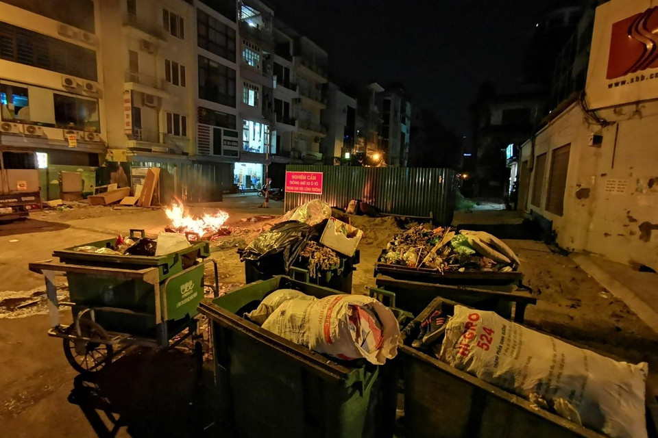  Tình trạng đốt rác trộm buổi đêm tại một số tuyến phố nội thành cũng là tác nhân gây ô nhiễm không khí. (Ảnh: Thành Đạt/TTXVN)