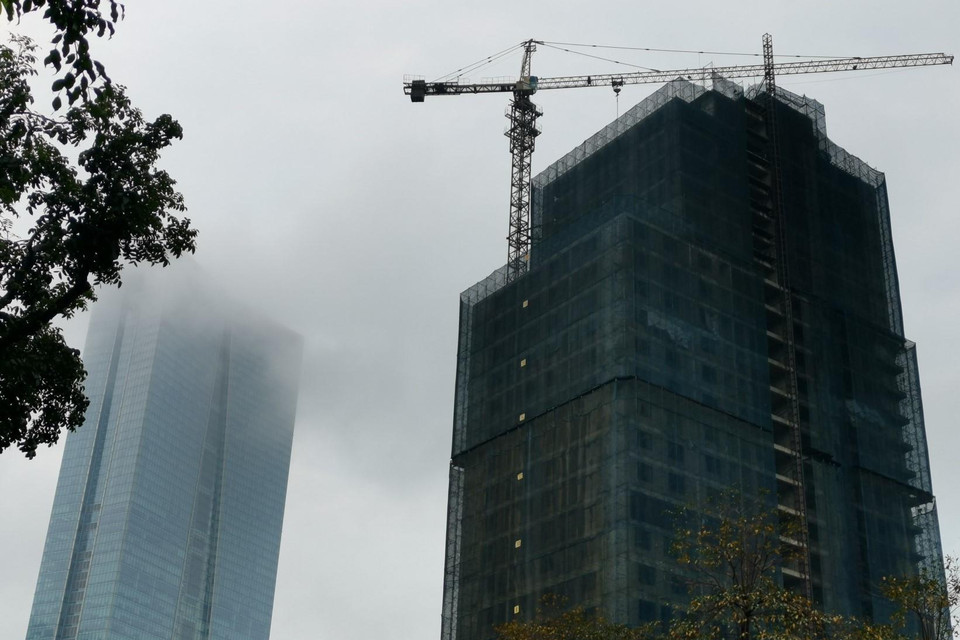 Các công trình đang xây dựng phát sinh bụi. Mắt thường cũng không nhìn thấy nóc của Tòa nhà Lotte trên đường Đào Tấn, Liễu Giai. (Ảnh: Thành Đạt/TTXVN)