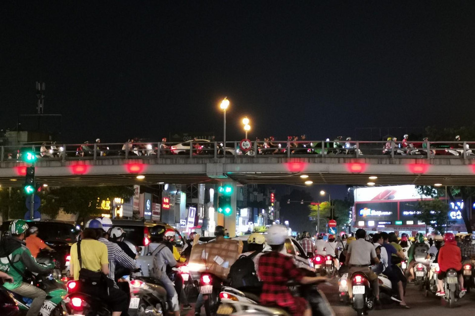 Mật độ các phương tiện tham gia giao thông lớn phát sinh bụi gây ô nhiễm không khí. (Ảnh: Thành Đạt/TTXVN)