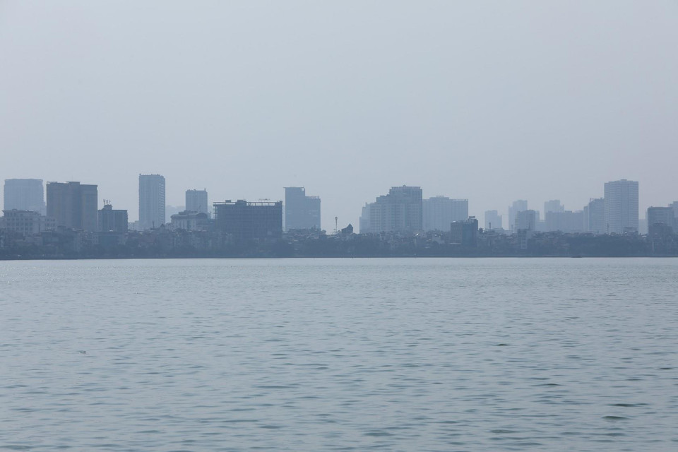 Tình trạng ô nhiễm không khí, bụi mịn thời gian gần đây khiến mặt hồ Tây như bị phủ 1 lớp sương mờ dù vào ban ngày. (Ảnh: Thành Đạt/TTXVN)