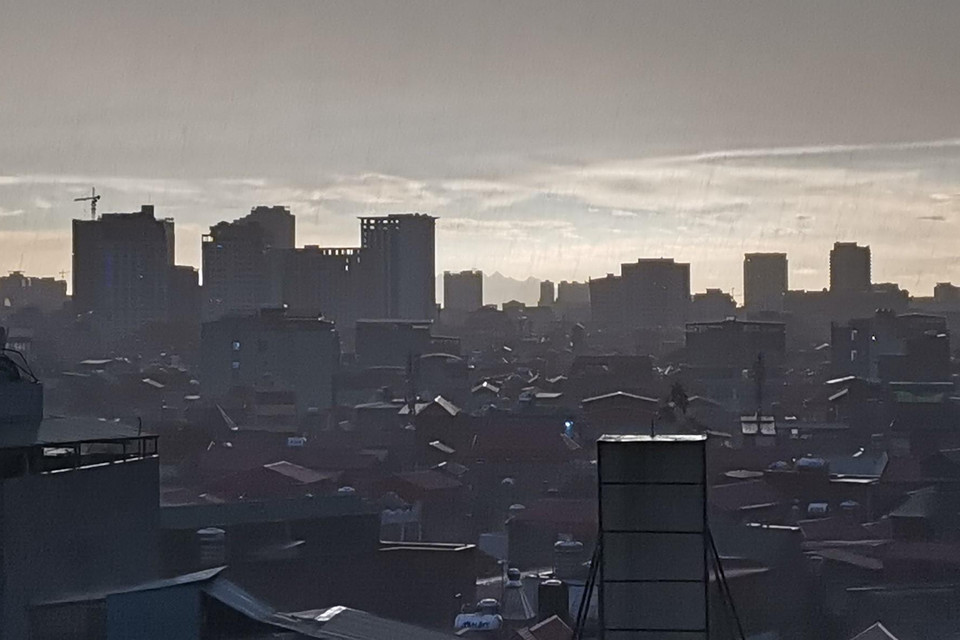 Tổ chức Air Visual đưa thành phố Hà Nội vào Bảng xếp hạng 10 thành phố có chất lượng không khí xấu nhất thế giới và xếp hạng Hà Nội là thành phố ô nhiễm không khí nhất thế giới (chỉ số AQI luôn trên 200 - mức xấu). (Ảnh: Thành Đạt/TTXVN)