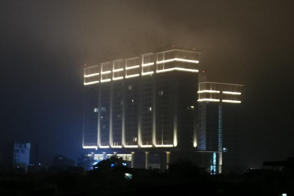 Thành phố đang trong quá trình đô thị hóa, các công trình đang xây dựng phát sinh bụi gây ô nhiễm không khí. (Ảnh: Thành Đạt/TTXVN)