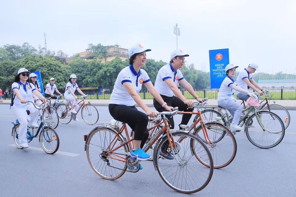  Thứ trưởng Bộ Ngoại giao Nguyễn Quốc Dũng, Trưởng SOM ASEAN Việt Nam, Tổng Thư ký Ủy ban Quốc gia về chuẩn bị và thực hiện vai trò Chủ tịch ASEAN 2020 cùng khoảng 300 đại biểu đạp xe trong chương trình Ngày Gia đình ASEAN 2019. (Ảnh: Lâm Khánh/TTXVN)