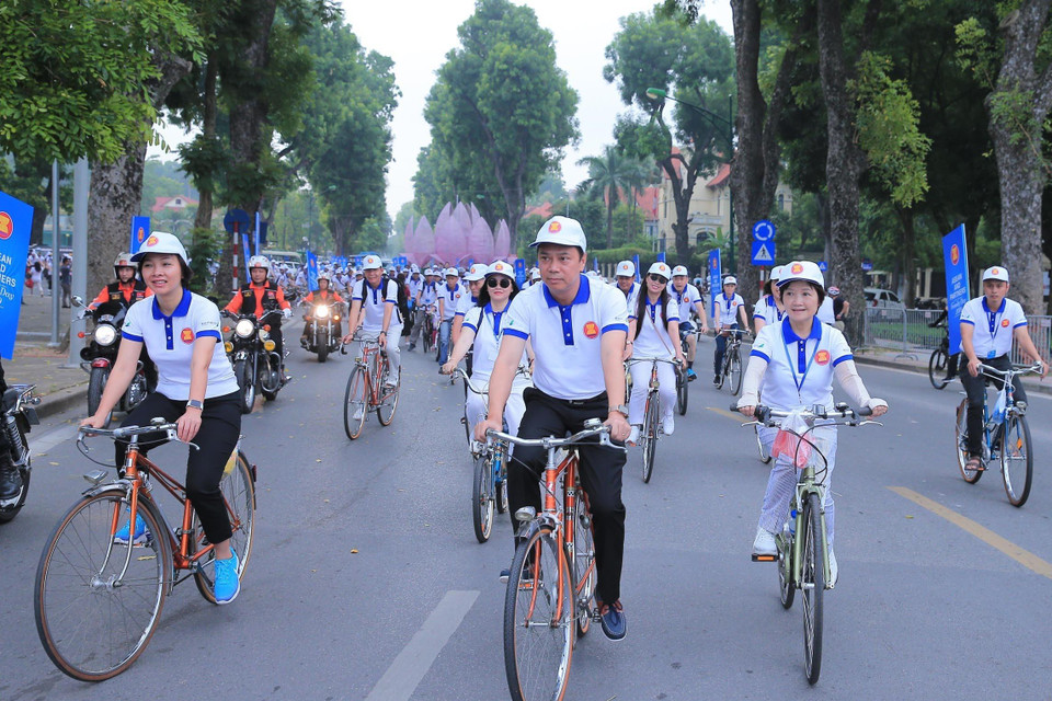 Thứ trưởng Bộ Ngoại giao Nguyễn Quốc Dũng, Trưởng SOM ASEAN Việt Nam cùng khoảng 300 đại biểu đạp xe trong chương trình Ngày Gia đình ASEAN 2019. (Ảnh: Lâm Khánh/TTXVN)