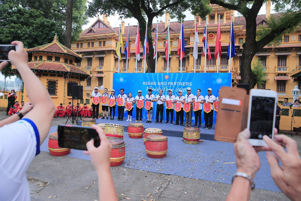  Thứ trưởng Bộ Ngoại giao Nguyễn Quốc Dũng trao cờ kỷ niệm cho các đại diện đại sứ quán các nước và các đối tác của ASEAN. (Ảnh: Lâm Khánh/TTXVN)