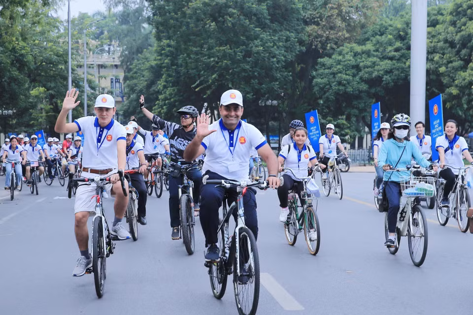 Các đại biểu đạp xe trong chương trình Ngày Gia đình ASEAN 2019. (Ảnh: Lâm Khánh/TTXVN)