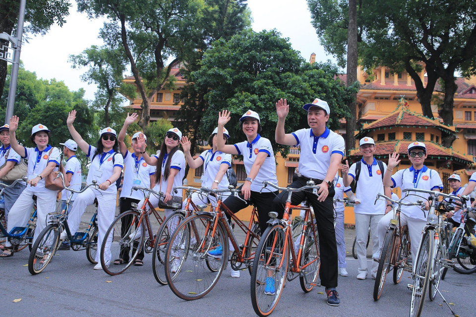  Thứ trưởng Bộ Ngoại giao Nguyễn Quốc Dũng cùng khoảng 300 đại biểu đạp xe trong chương trình Ngày Gia đình ASEAN 2019. (Ảnh: Lâm Khánh/TTXVN)