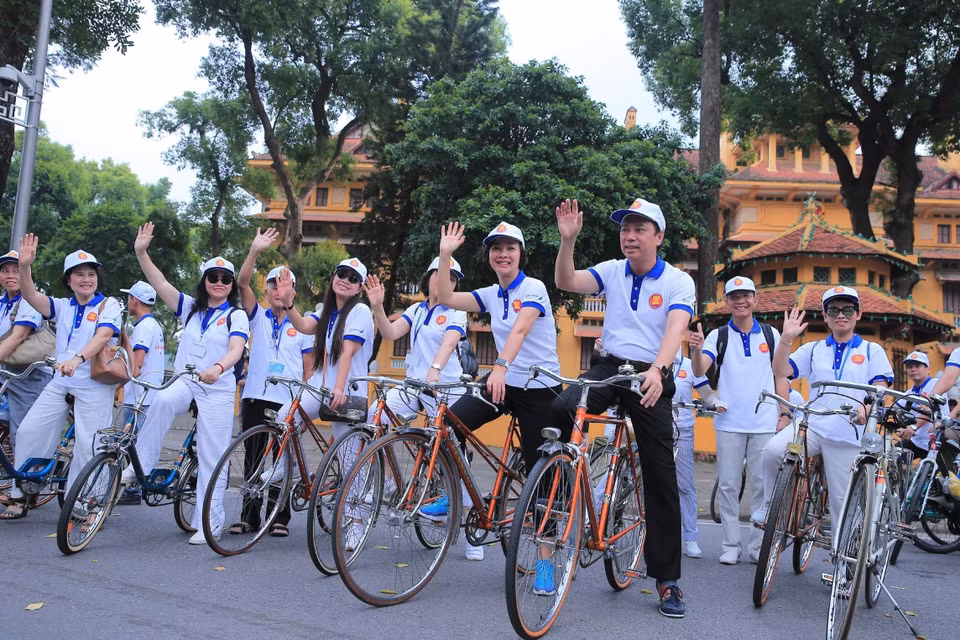 Thứ trưởng Bộ Ngoại giao Nguyễn Quốc Dũng cùng khoảng 300 đại biểu đạp xe trong chương trình Ngày Gia đình ASEAN 2019. (Ảnh: Lâm Khánh/TTXVN)