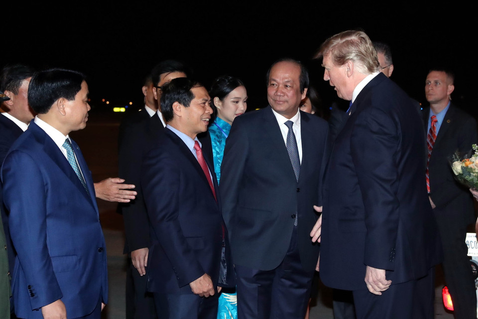 Bộ trưởng, Chủ nhiệm Văn phòng Chính phủ Mai Tiến Dũng, Thứ trưởng thường trực Bộ Ngoại giao Bùi Thanh Sơn, Chủ tịch UBND thành phố Hà Nội Nguyễn Đức Chung, Thứ trưởng Bộ Công an Bùi Văn Nam, Đại sứ Mỹ tại Việt Nam Daniel Kritenbrink cùng các quan chức hai nước đón Tổng thống Mỹ Donald Trump tại sân bay quốc tế Nội Bài (ảnh chụp lúc 21 giờ 6 phút). (Ảnh: Trọng Đức/TTXVN)