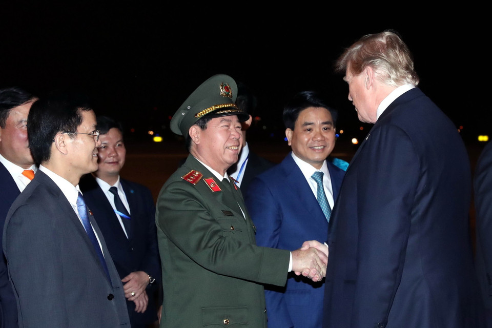  Chủ tịch UBND thành phố Hà Nội Nguyễn Đức Chung, Thứ trưởng Bộ Công an Bùi Văn Nam, Đại sứ Việt Nam tại Mỹ Hà Kim Ngọc cùng các quan chức hai nước đón Tổng thống Mỹ Donald Trump tại sân bay quốc tế Nội Bài (ảnh chụp lúc 21 giờ 6 phút). (Ảnh: Trọng Đức/TTXVN)