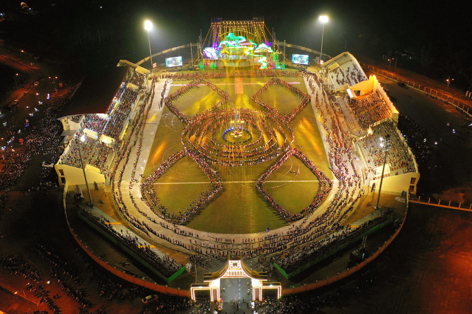 Tối 20/9, tại thị xã Nghĩa Lộ, Yên Bái diễn ra lễ khai mạc Lễ hội văn hóa, du lịch Mường Lò và khám phá Danh thắng Quốc gia ruộng bậc thang Mù Cang Chải. Trong ảnh: Màn trình diễn nghệ thuật Xòe Thái với sự tham gia của 5.000 nghệ nhân và diễn viên quần chúng. (Ảnh: Tuấn Anh/TTXVN)