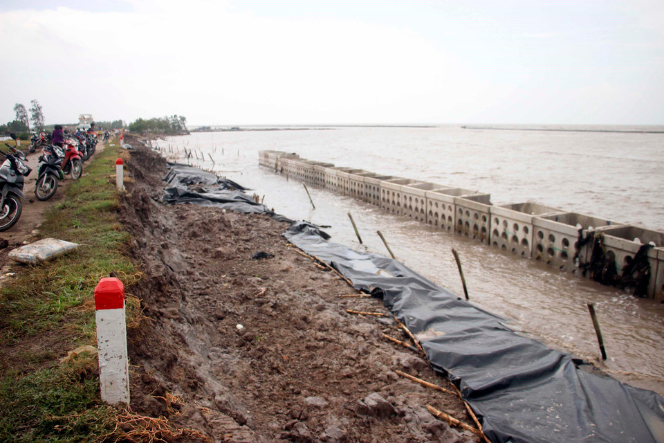 Một đoạn kè bị sóng đánh tan hoang. (Ảnh: Huỳnh Thế Anh/TTXVN)
