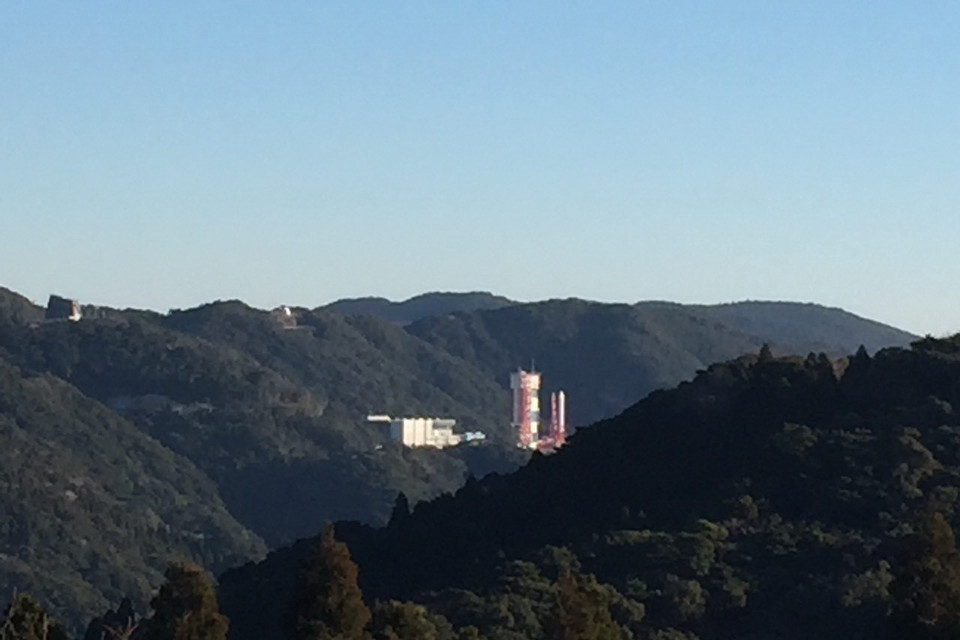 Tên lửa Epsilon trên bệ phóng tại Trung tâm vũ trụ Uchinoura trước thời điểm phóng. (Ảnh: Nguyễn Tuyến/TTXVN)