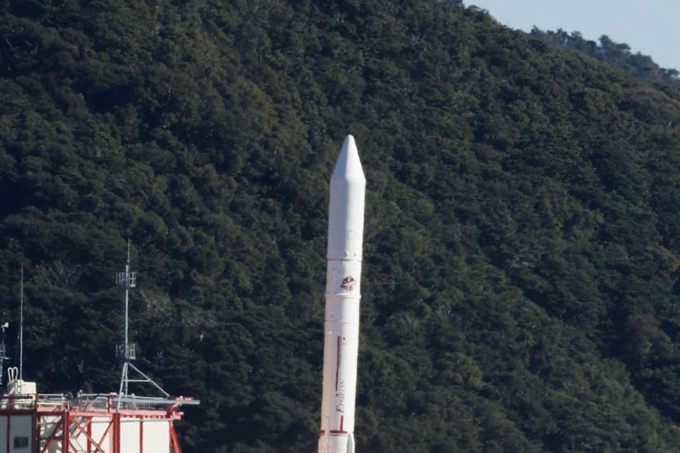 Tên lửa Epsilon rời khỏi bệ phóng lúc 7h50 phút 20 giây sáng 18/1/2019 tại Trung tâm Vũ trụ Uchinoura, tỉnh Kagoshima. (Ảnh: Kyodo/TTXVN)