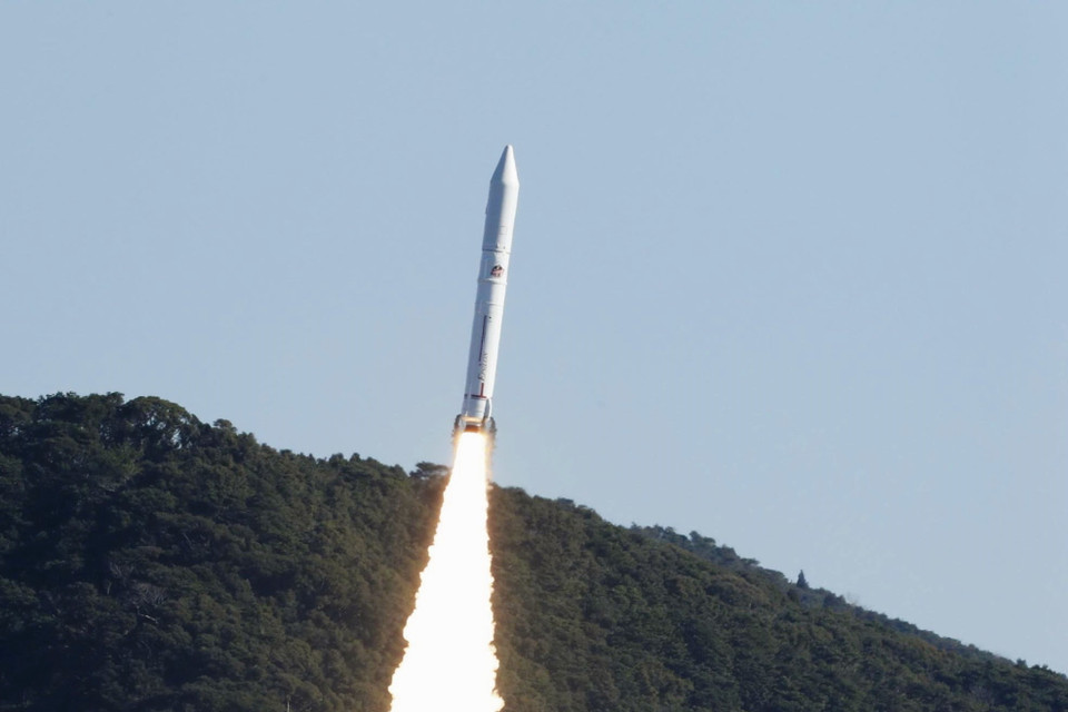 Tên lửa Epsilon rời khỏi bệ phóng lúc 7h50 phút 20 giây sáng 18/1/2019 tại Trung tâm Vũ trụ Uchinoura, tỉnh Kagoshima. (Ảnh: Kyodo/TTXVN)