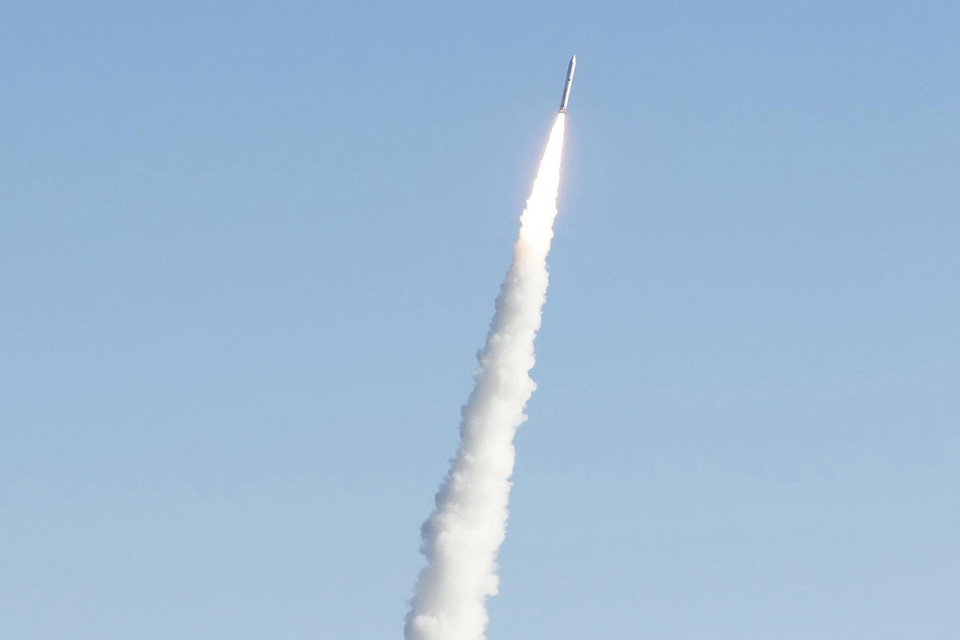 Tên lửa Epsilon rời khỏi bệ phóng lúc 7h50 phút 20 giây sáng 18/1/2019 tại Trung tâm Vũ trụ Uchinoura, tỉnh Kagoshima. (Ảnh: Kyodo/TTXVN)