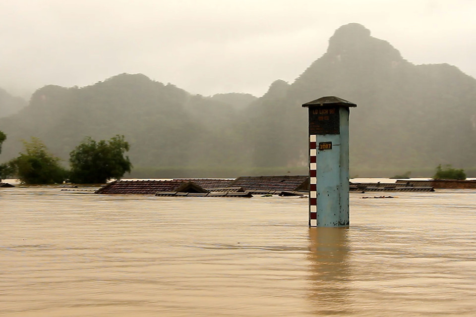 Nhiều ngôi nhà tại xã Minh Hóa, Quảng Bình bị ngập đến tận nóc. (Ảnh: Văn Tý/TTXVN)