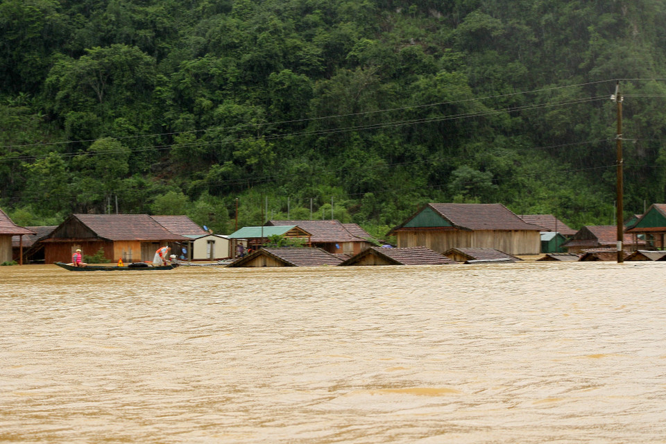 Nhiều ngôi nhà tại xã Minh Hóa, Quảng Bình bị ngập đến tận mái. (Ảnh: Văn Tý/TTXVN)