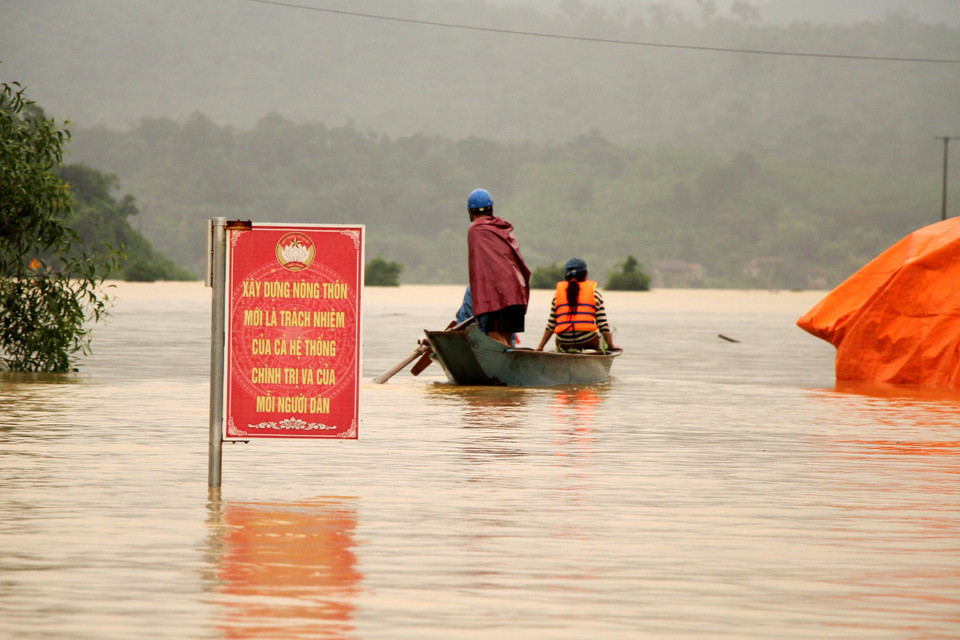 Người dân xã Minh Hóa, Quảng Bình phải di chuyển bằng thuyền. (Ảnh: Văn Tý/TTXVN)