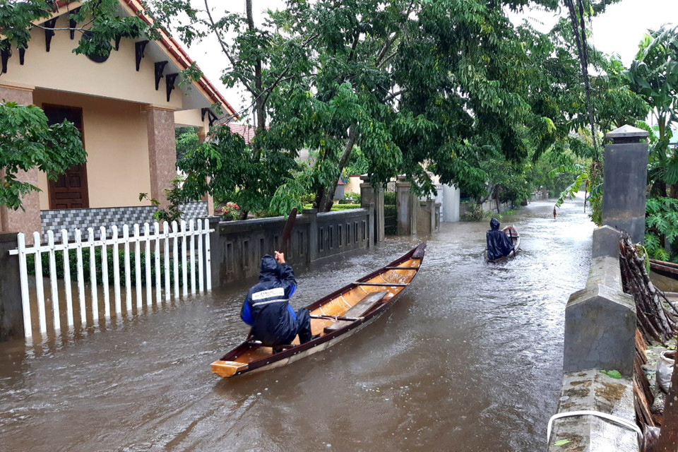 Nhiều tuyến đường ở huyện Quảng Điền, Thừa Thiên-Huế bị ngập sâu. (Ảnh: TTXVN phát)